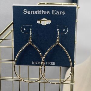 Sensitive Ears NWT gold toned large tear drop dangle drop earrings